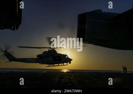 Forze militari STATUNITENSI. 160728BE869-014 MAR MEDITERRANEO (28 luglio 2016) Un UH-1Y Huey con Marine Medium Tiltrotor Squadron 264 (rinforzato), 22nd Marine Expeditionary Unit (MEU), decolla dal ponte di volo della nave d'assalto anfibio USS Wasp (LHD 1) il 28 luglio 2016. Il 22° MEU, schierato con il Wasp Amphibious Ready Group, sta conducendo operazioni navali a sostegno degli interessi di sicurezza nazionale degli Stati Uniti in Europa. (Foto del corpo dei Marines degli Stati Uniti del cpl. Ryan G. Coleman/rilasciata) Foto Stock