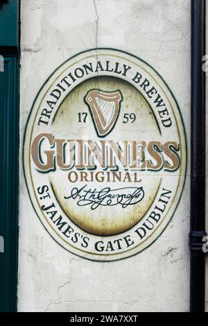 Guinness Wall Art all'esterno dell'Irish Pub, a Sligo, Irlanda Foto Stock