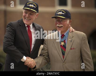 Forze militari STATUNITENSI. Il Segretario della Marina Ray Mabus stringe la mano al colonnello dei Marines in pensione e al destinatario della Medal of Honor Harvey C. Barnum Jr. Durante la ridenominazione del cacciatorpediniere della classe Arleigh Burke, DDG 124 presso Marine Barracks Washington, 28 luglio 2016. Il cacciatorpediniere fu rinominato USS Harvey C. Barnum Jr. Barnum ha guadagnato la Medal of Honor per le sue azioni in Vietnam come primo tenente. (Foto Marine Corps di Lance Cpl. Dana Beesley/rilasciata) Foto Stock