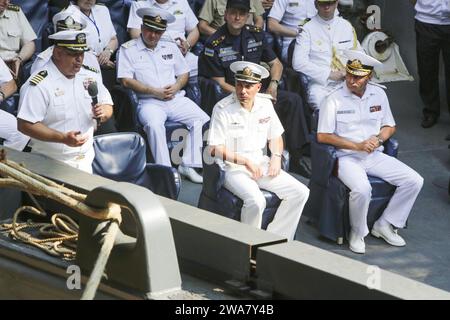 Forze militari STATUNITENSI. 160730LZ389-097 ODESSA, Ucraina (30 luglio 2016) capitano della Marina degli Stati Uniti Richard Dromerhauser, commodoro del CTF 65, a sinistra, parla durante la cerimonia di chiusura dell'esercitazione Sea Breeze 2016 sulla nave da sbarco anfibio USS Whidbey Island (LSD 41) a Odessa, Ucraina, 30 luglio 2016. La 22nd MEU, schierata con il Wasp Amphibious Ready Group, sta conducendo operazioni navali nell'area di operazioni della 6th Fleet degli Stati Uniti a sostegno degli interessi di sicurezza nazionale degli Stati Uniti in Europa. (Foto del corpo dei Marines degli Stati Uniti di Gunnery Sgt. Neill A. Sevelius/rilasciata) Foto Stock