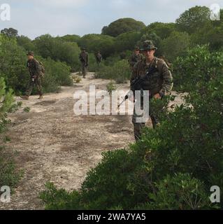 Forze militari STATUNITENSI. 160802ZZ999-001-ROTA, Spagna (2 agosto 2016) Sgt. Jose Robles, da Houston, guida la terza squadra, il sesto plotone, durante una pattuglia di sicurezza in tutta l'area di addestramento di Rota, Spagna, 2 agosto 2016. Durante questo addestramento, i Marines del Sesto plotone migliorano la loro competenza nello scouting e nel pattugliamento. Il sesto plotone, con sede a Rota, in Spagna, è pronto a condurre operazioni di sicurezza e antiterrorismo di risposta rapida al fine di proteggere le risorse nazionali e navali vitali. (Foto del corpo dei Marines degli Stati Uniti del capitano Alexander Hurren/rilasciata) Foto Stock