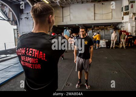 Forze militari STATUNITENSI. 160818BE869-104 MAR MEDITERRANEO (18 agosto 2016) Marines with the 22nd Marine Expeditionary Unit (MEU) Tactics non-letale to Sailors on the anfibious Assault Ship USS Wasp (LHD 1) 18 agosto 2016. La 22nd MEU, schierata con il Wasp Amphibious Ready Group, sta conducendo operazioni navali nell'area operativa della 6th Fleet a sostegno degli interessi di sicurezza nazionale degli Stati Uniti in Europa e Africa. (Foto del corpo dei Marines degli Stati Uniti di Ryan G. Coleman) Foto Stock