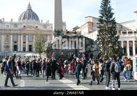Roma, Italia. 2 gennaio 2024. Uno scatto del presepe e dell'albero di Natale ambientato a St. Piazza Pietro, Roma, 2 gennaio 2024. Quest'anno la Santa sede onora San Francesco d'Assisi, che creò il primo presepe in una grotta di Greccio la vigilia di Natale del 1223. (Foto di Elisa Gestri/Sipa USA). Credito: SIPA USA/Alamy Live News Foto Stock