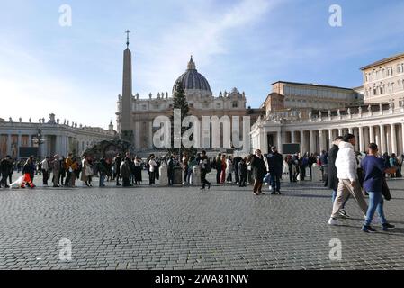 Roma, Italia. 2 gennaio 2024. L'albero di Natale e il presepe a St. Piazza Pietro, Roma, 2 gennaio 2024. (Foto di Elisa Gestri/Sipa USA). Credito: SIPA USA/Alamy Live News Foto Stock