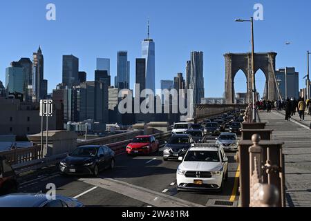 Traffico e persone sul ponte di Brooklyn il 2 gennaio 2023 a New York. . Foto Stock