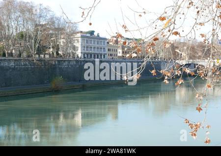 Roma, Italia. 2 gennaio 2024. Un colpo del fiume Tevere, Roma, Italia, 2 gennaio 2024. (Foto di Elisa Gestri/Sipa USA). Credito: SIPA USA/Alamy Live News Foto Stock