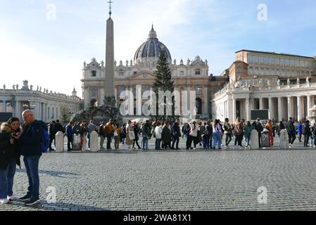 Roma, Italia. 2 gennaio 2024. Presepe e albero di Natale a St. Piazza Pietro, Roma, 2 gennaio 2024. (Foto di Elisa Gestri/Sipa USA). Credito: SIPA USA/Alamy Live News Foto Stock