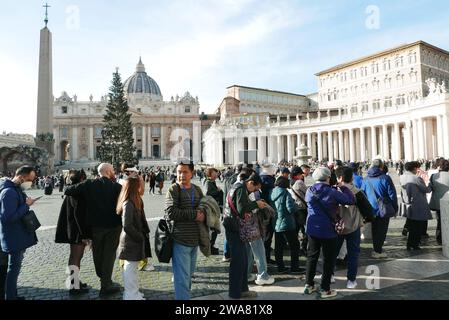 Roma, Italia. 2 gennaio 2024. La coda dei turisti a St. Piazza Pietro, Roma, 2 gennaio 2024. Sullo sfondo, il tradizionale albero di Natale. (Foto di Elisa Gestri/Sipa USA). Credito: SIPA USA/Alamy Live News Foto Stock