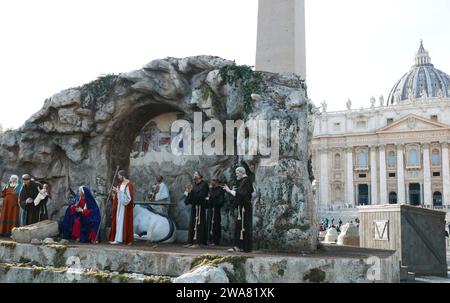 Uno scatto del presepe ambientato a St. Piazza Pietro, Roma, 2 gennaio 2024. Quest'anno la Santa sede onora San Francesco d'Assisi, che creò il primo presepe in una grotta di Greccio la vigilia di Natale del 1223. (Foto di Elisa Gestri/Sipa USA). Credito: SIPA USA/Alamy Live News Foto Stock