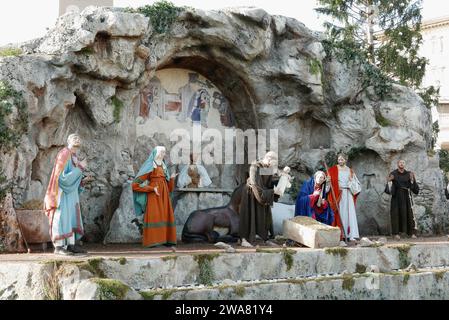 Roma, Italia. 2 gennaio 2024. Uno scatto del presepe ambientato a St. Piazza Pietro, Roma, 2 gennaio 2024. Quest'anno la Santa sede onora San Francesco d'Assisi, che creò il primo presepe in una grotta di Greccio la vigilia di Natale del 1223. (Foto di Elisa Gestri/Sipa USA). Credito: SIPA USA/Alamy Live News Foto Stock