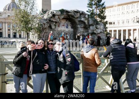 Roma, Italia. 2 gennaio 2024. Uno scatto del presepe ambientato a St. Piazza Pietro, Roma, 2 gennaio 2024. Quest'anno la Santa sede onora San Francesco d'Assisi, che creò il primo presepe in una grotta di Greccio la vigilia di Natale del 1223. (Foto di Elisa Gestri/Sipa USA). Credito: SIPA USA/Alamy Live News Foto Stock
