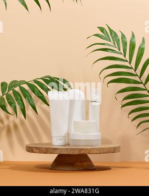 Tubi in plastica bianca, vasetti su sfondo beige, contenitori per creme e gel cosmetici, pubblicità e promozione del marchio Foto Stock