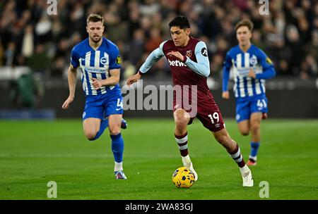 Londra, Regno Unito. 2 gennaio 2024. Edson Alvarez (West Ham) supera Adam Webster (Brighton) durante la partita di West Ham vs Brighton Barclays Premier League allo Stadio di Londra a Stratford. Questa immagine è SOLO per USO EDITORIALE. Licenza richiesta dal Football DataCo per qualsiasi altro uso. Crediti: MARTIN DALTON/Alamy Live News Foto Stock