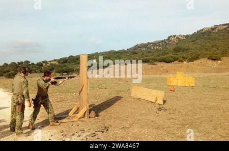 Forze militari STATUNITENSI. 161024N0901-001 ROTA, Spagna (24 ottobre 2016) sottufficiale di seconda classe Brett Peterman, a sinistra, assegnato al Coastal River Squadron FOUR (CRS-4), da Fredericksburg, Va., chiama corsi di fuoco durante un corso di armi pratiche con fucile al sottufficiale di terza classe Jonathan Amaya, a destra, da, Newark, N.J... I marinai assegnati al CRS-4, con sede a Rota, in Spagna, sono pronti a condurre missioni al fine di proteggere le risorse navali vitali. (Foto U.S. Navy del tenente j.g. Joshua Brown/rilasciata) Foto Stock