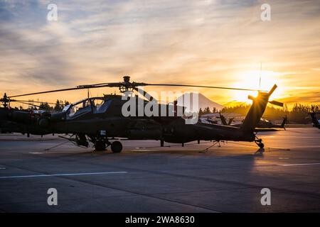 Forze militari STATUNITENSI. Un elicottero AH-64E Apache dell'esercito degli Stati Uniti assegnato alla 16th Combat Aviation Brigade, 7th Infantry Division siede pronto per l'addestramento presso la base militare Lewis-McChord, Washington, 2 febbraio 2017. I cieli limpidi permisero al Monte Rainier di creare uno splendido sfondo mentre il sole sorgeva. Foto Stock