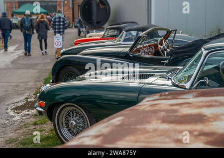 Fila di auto d'epoca Jaguar al New Year Day di Brooklands Foto Stock