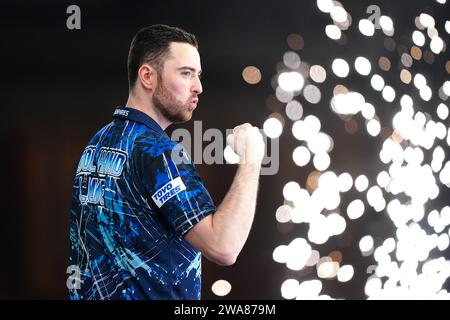 Luke Humphries celebra la vittoria su Scott Williams (non nella foto) nel giorno 15 del Paddy Power World Darts Championship ad Alexandra Palace, Londra. Data immagine: Martedì 2 gennaio 2024. Foto Stock