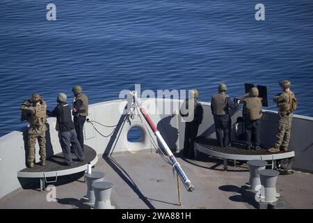 Forze militari STATUNITENSI. 170310OC926-028 STRETTO DI GIBILTERRA (10 marzo 2017) i Marines con la squadra d'azione di piccolo calibro e i marinai forniscono sicurezza durante un'esercitazione di transito stretto a bordo della USS Mesa Verde (LPD 19) 10 marzo 2017. La 24th Marine Expeditionary Unit è attualmente schierata con il Bataan Amphibious Ready Group a sostegno delle operazioni di sicurezza marittima e degli sforzi di cooperazione per la sicurezza del teatro nell'area operativa della 6th Fleet degli Stati Uniti. (Foto del corpo dei Marines degli Stati Uniti di Cpl. Hernan Vidana/rilasciata) Foto Stock