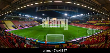 Il campo da golf di Vicarage Road di notte, sede del Watford FC nell'Hertfordshire, Regno Unito Foto Stock