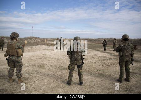 Forze militari STATUNITENSI. 170320EO036-044 CAPU MIDIA, Romania (20 marzo 2017) — Marines statunitensi, assegnati alla 24th Marine Expeditionary Unit (MEU), Female Engagement Team e truppe rumene attendono di sparare i rispettivi sistemi di armi durante un'esercitazione di fuoco vivo presso il campo di addestramento di Capu Midia in Romania il 20 marzo, durante l'esercitazione Spring Storm 2017. Il 24th MEU è attualmente schierato con il Bataan Amphibious Ready Group a sostegno delle operazioni di sicurezza marittima e degli sforzi di cooperazione per la sicurezza del teatro nell'area operativa della 6th Fleet degli Stati Uniti. (Foto del corpo dei Marines degli Stati Uniti del cpl. Brianna Gaudi/pubblicata) Foto Stock