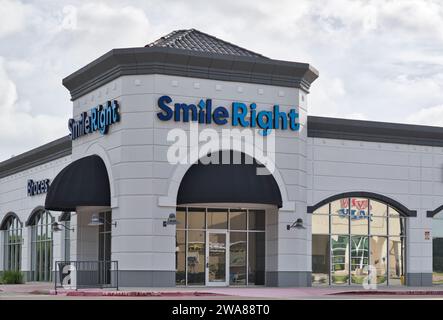 Houston, Texas USA 07-04-2023: Esterno della clinica odontoiatrica Smile right a Houston, Texas. Negozio di odontoiatria locale. Foto Stock