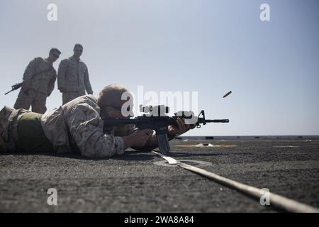 Forze militari STATUNITENSI. 170403OC926-094 Mar Mediterraneo (3 aprile 2017) Hospital Corpsman 3rd Class Matthew Estes, assegnato al Battaglione di Logistica da combattimento 24, 24th Marine Expeditionary Unit (MEU), spara una carabina M4 mentre conduce un addestramento dal vivo a bordo della nave da trasporto anfibio USS Mesa Verde (LPD 19) 3 aprile 2017. Il 24th MEU è in corso con il Bataan Amphibious Ready Group a sostegno delle operazioni di sicurezza marittima e degli sforzi di cooperazione per la sicurezza del teatro nell'area operativa della 6th Fleet degli Stati Uniti. (Foto del corpo dei Marines degli Stati Uniti di Cpl. Hernan Vidaña) Foto Stock