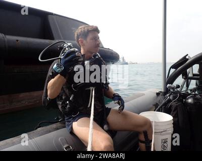 Forze militari STATUNITENSI. 170417MG924-010 CAMP LEMONNIER, Gibuti (17 aprile 2017) Explosive Ordinance Disposal Technician 1st Class Jason Robinson, assegnato alla Task Force SPARTA, si prepara per un'immersione di protezione della forza nel porto di Gibuti, 17 aprile 2017. La US 6th Fleet, con sede a Napoli, Italia, conduce l'intero spettro delle operazioni congiunte e navali, spesso in collaborazione con partner alleati, congiunti e interagenzie, al fine di promuovere gli interessi nazionali degli Stati Uniti e la sicurezza e la stabilità in Europa e in Africa. (Foto della Marina degli Stati Uniti di staff Sgt. Cory o'Dell/rilasciata) Foto Stock