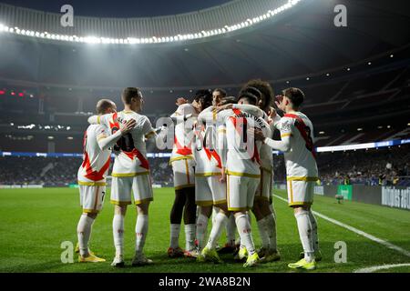 Madrid, Spagna. 2 gennaio 2024. I giocatori del Rayo Vallecano celebrano un gol durante la partita di la Liga 2023/24 tra Getafe e Rayo Vallecano allo stadio Civitas Metropolitano. Punteggio finale; Getafe 0 : 2 Rayo Vallecano. Credito: SOPA Images Limited/Alamy Live News Foto Stock