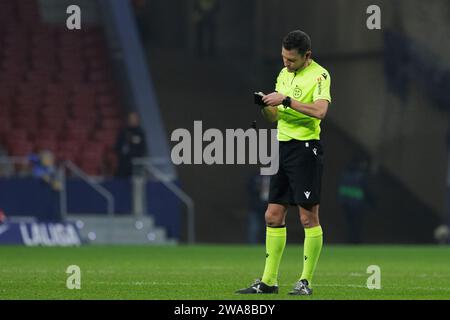 Madrid, Spagna. 2 gennaio 2024. L'arbitro Figueroa Vazquez è stato visto in azione durante il match di la Liga 2023/24 tra Getafe e Rayo Vallecano allo stadio Civitas Metropolitano. Punteggio finale; Getafe 0 : 2 Rayo Vallecano. Credito: SOPA Images Limited/Alamy Live News Foto Stock