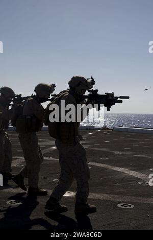 Forze militari STATUNITENSI. 170510OC926-112 Mar Mediterraneo (10 maggio 2017) Marines assegnati alla Light Armored Reconnaissance Company, Battalion Landing Team, 3rd Battalion, 6th Marine Regiment, 24th Marine Expeditionary Unit (MEU), ingaggiano bersagli durante un esercizio di addestramento al fuoco dal vivo a bordo della nave da trasporto anfibio USS Mesa Verde (LPD 19) 10 maggio 2017. Il 24th MEU è in corso con il Bataan Amphibious Ready Group a sostegno delle operazioni di sicurezza marittima e degli sforzi di cooperazione per la sicurezza del teatro nell'area operativa della 6th Fleet degli Stati Uniti. (Foto del corpo dei Marines degli Stati Uniti di Cpl. Foto Stock