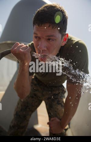 Forze militari STATUNITENSI. 170520OC926-430 MAR MEDITERRANEO (20 maggio 2017) il comandante Eddie Gonzalez, assegnato alla 24th Marine Expeditionary Unit (MEU), sciacquò il suo viso dopo aver completato un corso di confidenza con spruzzo di oleoresina capsicum a bordo della nave da trasporto anfibio classe San Antonio USS Mesa Verde (LPD 19) 20 maggio 2017. Il 24th MEU è in corso con il Bataan Amphibious Ready Group a sostegno delle operazioni di sicurezza marittima e degli sforzi di cooperazione per la sicurezza del teatro nell'area operativa della 5th e della 6th Fleet degli Stati Uniti. (Foto del corpo dei Marines degli Stati Uniti di Cpl. Hernan Vidaña/rilasciata) Foto Stock