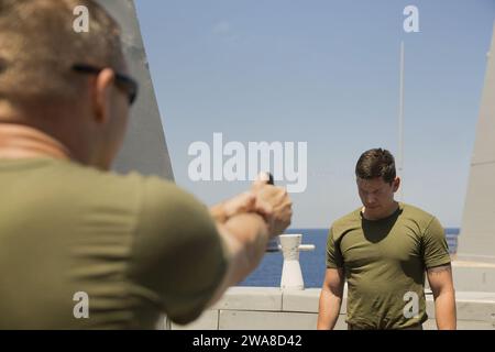 Forze militari STATUNITENSI. 170520OC926-323 MAR MEDITERRANEO (20 maggio 2017) il comandante Eddie Gonzalez, assegnato alla 24th Marine Expeditionary Unit (MEU), viene spruzzato con oleoresina capsicum durante un corso di confidenza a bordo della nave da trasporto anfibio classe San Antonio USS Mesa Verde (LPD 19) 20 maggio 2017. Il 24th MEU è in corso con il Bataan Amphibious Ready Group a sostegno delle operazioni di sicurezza marittima e degli sforzi di cooperazione per la sicurezza del teatro nell'area operativa della 5th e della 6th Fleet degli Stati Uniti. (Foto del corpo dei Marines degli Stati Uniti di Cpl. Hernan Vidaña/rilasciata) Foto Stock