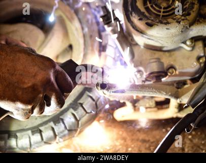 Saldatura ad argon sulla parte inferiore della motocicletta Foto Stock