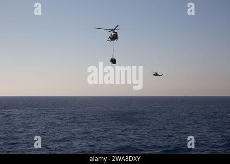 Forze militari STATUNITENSI. 170531OC926-058 Mar Mediterraneo (31 maggio 2017) Un elicottero UH-1Y Venom, assegnato al Marine Medium Tiltrotor Squadron (VMM) 365 (rinforzato), 24th Marine Expeditionary Unit (MEU), trasporta merci durante un rifornimento verticale il 31 maggio 2017. Il 24th MEU è in corso con il Bataan Amphibious Ready Group a sostegno delle operazioni di sicurezza marittima e degli sforzi di cooperazione per la sicurezza del teatro nell'area operativa della 6th Fleet degli Stati Uniti. (Foto del corpo dei Marines degli Stati Uniti di Cpl. Hernan Vidaña/rilasciata) Foto Stock