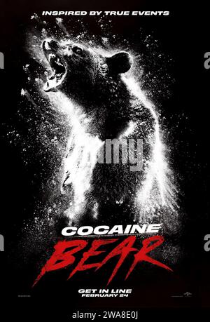 Cocaine Bear (2023) diretto da Elizabeth Banks e interpretato da Keri Russell, Alden Ehrenreich e o'Shea Jackson Jr.. Un gruppo stravagante di poliziotti, criminali, turisti e adolescenti convergono in una foresta della Georgia dove un enorme orso nero va in una furia omicida dopo aver ingerito involontariamente cocaina. Foto Stock