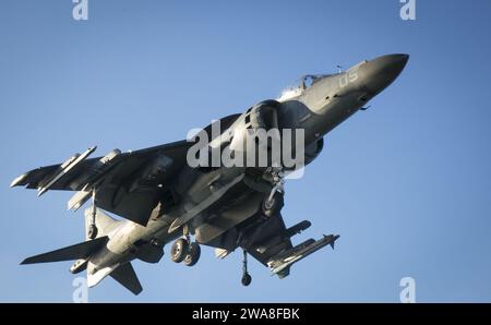 Forze militari STATUNITENSI. 170614GE751-004 OCEANO PACIFICO (14 giugno 2017) un AV-8B Harrier a decollo corto da atterraggio verticale si prepara ad atterrare a bordo della nave d'assalto anfibio USS Bonhomme Richard (LHD 6) nell'Oceano Pacifico. La nave e il suo gruppo d'attacco stanno operando nella regione Indo-Asia-Pacifico per rafforzare le partnership e essere una pronta risposta per qualsiasi tipo di emergenza. (Foto del corpo dei Marines degli Stati Uniti del cpl. Amaia Unanue/rilasciata) Foto Stock