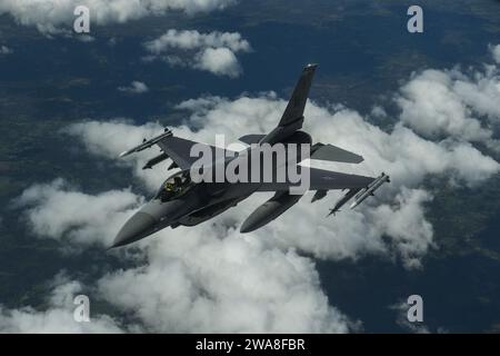 Forze militari STATUNITENSI. Un F-16 Fighting Falcon, 510th Fighter Squadron, schierato presso la base aerea di Krzesiny, in Polonia, a sostegno della rotazione del distaccamento dell'aviazione 17-3, esercitazione BALTOPS ed esercitazione sciopero Saber, si stacca dopo il rifornimento da uno Stratotanker KC-135R sulla Lettonia, 14 giugno 2017. L'esercizio è volto a migliorare la flessibilità e l'interoperabilità, a rafforzare le capacità di risposta combinate, nonché a dimostrare la volontà delle forze alleate e delle Nazioni partner di garantire la stabilità nella regione del Mar Baltico e, se necessario, di difenderla. (Foto U.S. Air Force del sergente dello staff Jonathan Snyder) Foto Stock