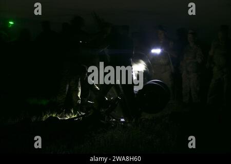 Forze militari STATUNITENSI. 170711ZH288-001 SHIROKYI LAN, Ucraina (11 luglio 2017)- Marines statunitensi, assegnati alla forza di rotazione del Mar Nero 17.1, e Marine ucraini hanno istituito mortai da 120 millimetri per l'addestramento notturno durante l'esercitazione Sea Breeze 2017 a Shirokyi LAN, Ucraina, 11 luglio. Sea Breeze è un'esercitazione marittima multinazionale co-ospitata da Stati Uniti e Ucraina nel Mar Nero ed è progettata per migliorare l'interoperabilità delle nazioni partecipanti e rafforzare la sicurezza marittima all'interno della regione. (Foto del corpo dei Marines degli Stati Uniti di Sean J. Berry/rilasciata) Foto Stock