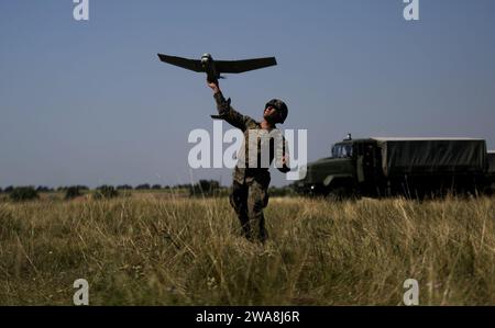 Forze militari STATUNITENSI. 170719ZH288-265 MYKOLAYIVKA, Ucraina (19 luglio 2017) Un Marine statunitense con Black Sea Rotational Force 17,1 lancia un veicolo aereo senza equipaggio durante l'esercitazione Sea Breeze 2017 a Mykolayivka. Ucraina, 19 luglio. Sea Breeze è un'esercitazione marittima multinazionale co-ospitata da Stati Uniti e Ucraina nel Mar Nero ed è progettata per migliorare l'interoperabilità delle nazioni partecipanti e rafforzare la sicurezza marittima all'interno della regione. (Foto del corpo dei Marines degli Stati Uniti di Sean J. Berry/rilasciata) Foto Stock