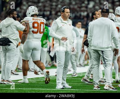 01 gennaio 2024 New Orleans, LA U.S.A. Texas, capo-allenatore Steve Sarkisian sul campo.durante la partita di football della semifinale NCAA Allstate Sugar Bowl tra Washington Huskies e i Texas Longhorns. Washington batté il Texas 37-31 al Caesars Superdome di New Orleans, LA Thurman James/CSM Foto Stock