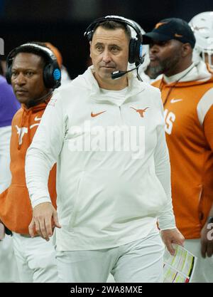 1 gennaio 2024 il capo-allenatore della New Orleans LA U.S.A. Texas Steve Sarkisian guarda l'attacco del Texas durante la partita di football della semifinale NCAA Allstate Sugar Bowl tra Washington Huskies e i Texas Longhorns. Washington batté il Texas 37-31 al Caesars Superdome di New Orleans, LA Thurman James/CSM Foto Stock