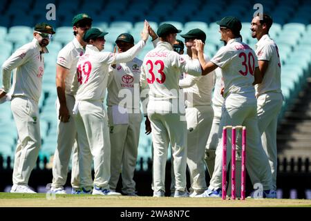 Sydney, Australia, 3 gennaio 2024. I giocatori australiani festeggiano dopo che Abdullah Shafique del Pakistan ha tagliato la palla a Steve Smith dell'Australia al bowling di Mitch Starc durante il giorno 1 del terzo test match tra Australia e Pakistan al Sydney Cricket Ground il 3 gennaio 2024 a Sydney, Australia. Crediti: Pete Dovgan/Speed Media/Alamy Live News Foto Stock