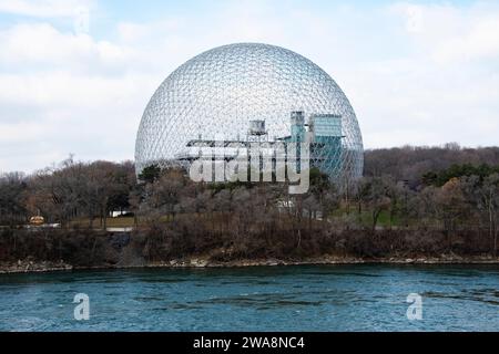 Il Biosphere Environment Museum dall'isola di Notre-Dame a Montreal, Quebec, Canada Foto Stock