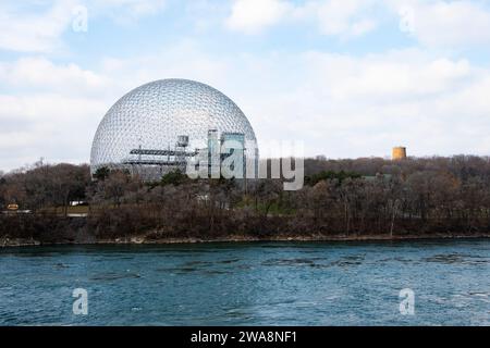 Il Biosphere Environment Museum dall'isola di Notre-Dame a Montreal, Quebec, Canada Foto Stock