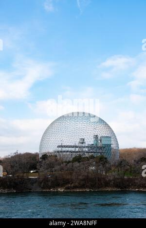 Il Biosphere Environment Museum dall'isola di Notre-Dame a Montreal, Quebec, Canada Foto Stock