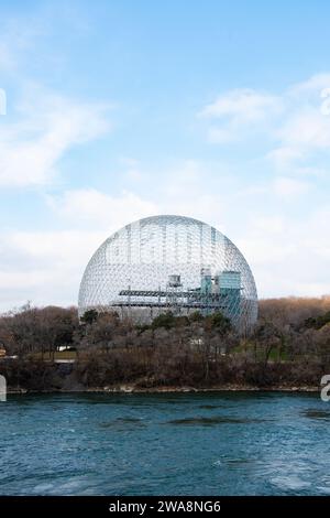 Il Biosphere Environment Museum dall'isola di Notre-Dame a Montreal, Quebec, Canada Foto Stock