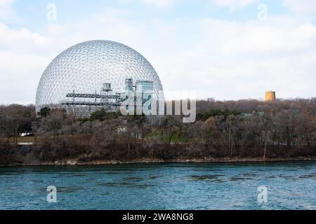 Il Biosphere Environment Museum dall'isola di Notre-Dame a Montreal, Quebec, Canada Foto Stock