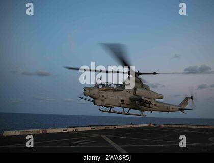 Forze militari STATUNITENSI. 170926CK339-109 MAR MEDITERRANEO (20 settembre 2017) – un AH-1Z Cobra, attaccato al 15th Marine Expeditionary Unit's (MEU) Aviation Combat Element, decolla dalla nave da trasporto anfibio classe San Antonio USS San Diego (LPD 22) 20 settembre 2017. Il 15th MEU e l'America Amphibious Ready Group (ARG) eseguono addestramento di volo per rimanere preparati come forza marittima di emergenza in caso di crisi. San Diego è schierato con l'America ARG e la 15th MEU per sostenere le operazioni di sicurezza marittima e gli sforzi di cooperazione per la sicurezza del teatro nell'area operativa della 6th Fleet degli Stati Uniti. (USA, ma Foto Stock