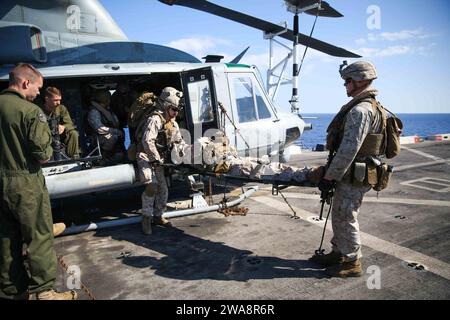 Forze militari STATUNITENSI. 170927CK339-006 MAR MEDITERRANEO (27 settembre 2017) – Marines assegnati alla Combined Anti-Armor Team, Battalion Landing Team, 1st Battalion 5th Marine Regiment, scaricare una barella da una Huey UH-1Y durante un recupero tattico di addestramento di familiarizzazione aerea di aerei e personale (TRAP) a bordo della nave da trasporto anfibio USS San Diego (LPD 22), 27 settembre 2017. Il team TRAP è specializzato nel recupero rapido e reattivo di aerei, personale e attrezzature abbattuti. San Diego è schierato con l'America Amphibious Ready Group e la 15th Marine Expeditionary Foto Stock