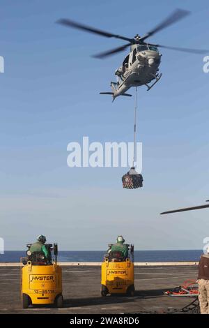 Forze militari STATUNITENSI. 170928CK339-127 U.S. MEDITERRANEAN SEA (28 settembre 2017) – Un UH-1Y Huey, attaccato al 15th Marine Expeditionary Unit's (MEU) Aviation Combat Element, consegna pallet al ponte di volo della nave da trasporto anfibio classe San Antonio USS San Diego (LPD 22) durante un rifornimento-at-Sea (RAS), 28 settembre 2017. Durante un RAS, la nave riceve cibo, forniture e parti necessarie per la manutenzione o la riparazione della nave e dell'aereo mentre è in mare. San Diego è schierato con l'America Amphibious Ready Group e il 15th MEU per sostenere le operazioni di sicurezza marittima e la sicurezza del teatro Foto Stock
